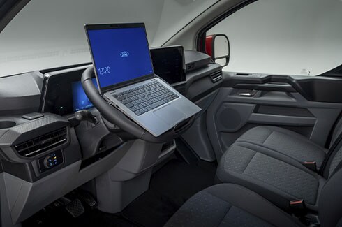 Paquete Cab as Office de Ford Transit Custom 2025 para convertir volante en mesa de trabajo